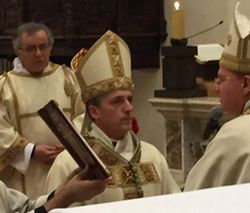 Padre Vittorio Viola mentre viene nominato vescovo