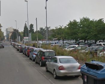 il parcheggio in cui è stato trovato il cadavere dell'iomo