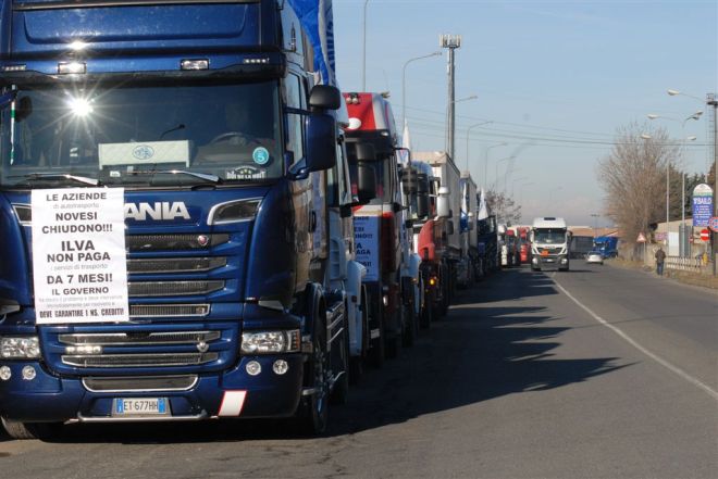 I camion fermi sulla statale <alla periferia di Novi per protesta - Foto Dino Ferretti