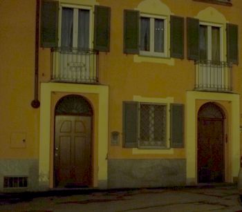 La casa davanti ai garage con le telecamere che puntano sulla strada