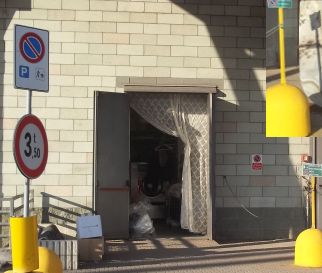 L'ingresso di servizio della lavanderia