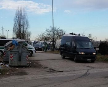 I carabinieri escono dal campo nomadi trasportando le due arrestate