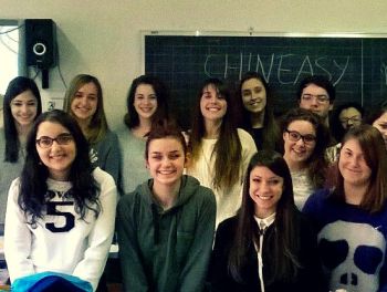 Alcuni alunni del Peano insieme alla giovane insegnante