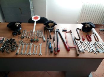 Gli attrezzi sequestrati
