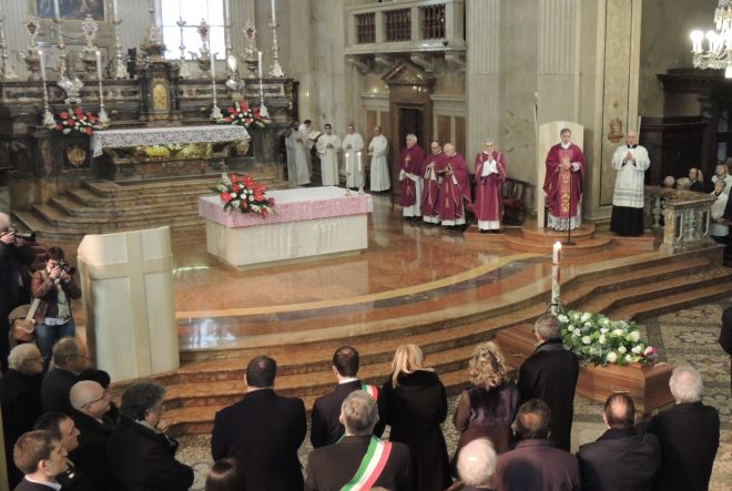 Il vescovo Vittorio Viola officia la cerimonia