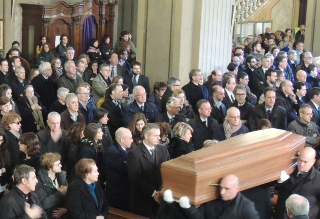 Il feretro di Guido Ghisolfi entra in chiesa