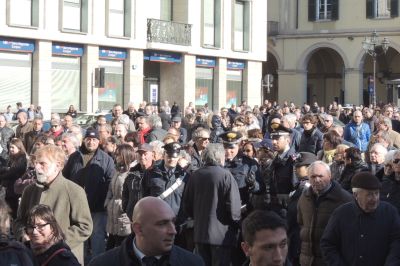 Folla fuori dalla chiesa