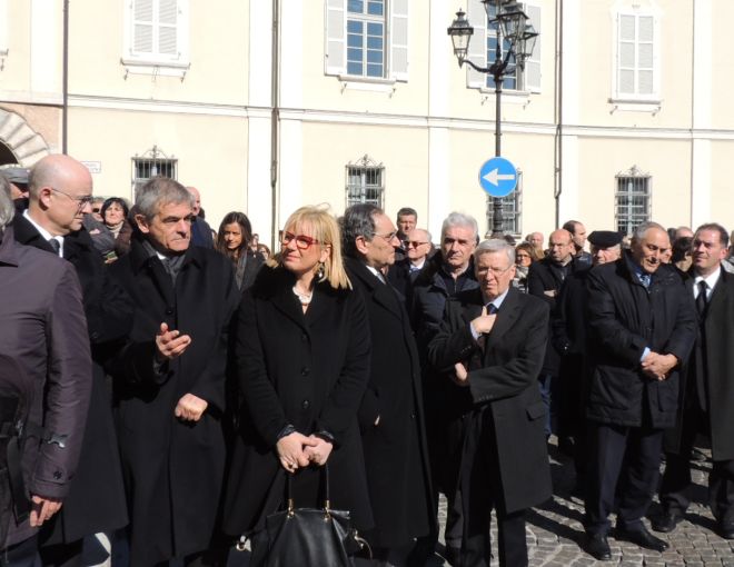 Autorità in attesa sul sagrato