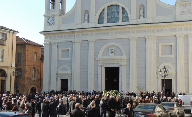 tanta gente è rimasta fuori, in Duomo non c'è più posto