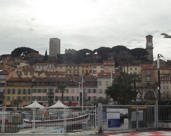 la collinetta che domina Cannes con la città vecchia