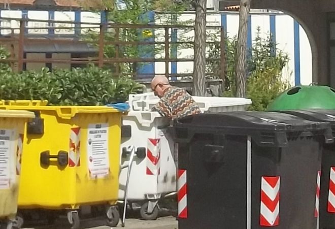 L'uomo che fruga nei rifiuti