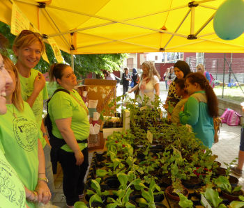 insegnanti della “Morbelli” e alunni sotto il gazebo giallo Coldiretti durante l’anteprima del “mercatino dell’orto” che si è svolta lo scorso 22 maggio. Prossimo appuntamento venerdì 29 maggio in piazza della Libertà ad Alessandria.
