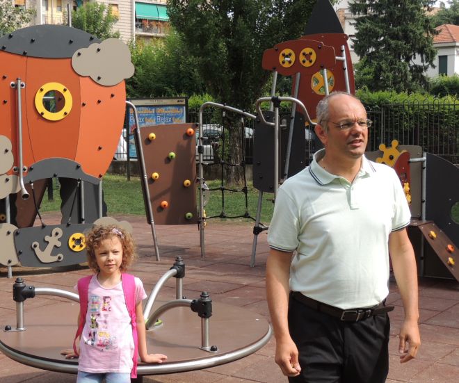 L'assesore Davide fara con la Figlia e dietro alcuni giochi pagati dalla Fondazione