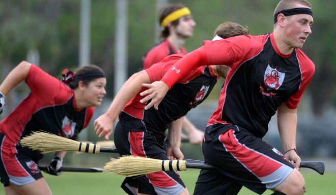 2015: atleti corrono con le scope in mezzo alle gambe