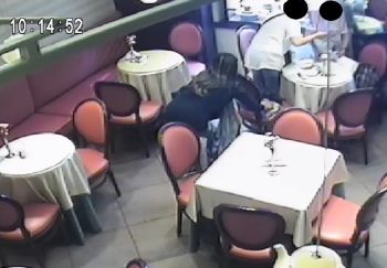Il momento del furto della giacca ripreso dalle telecamere del bar