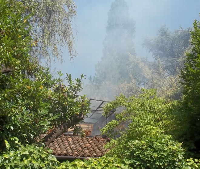 La casa dall'esterno che brucia