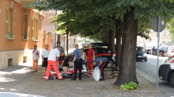 I sanitari del 118 che stanno salvando l'uomo