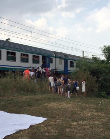 La gente fuori dal treno a Carbonara Scrivia