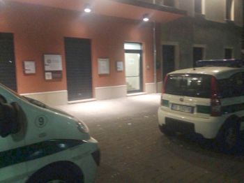 Le auto dei Vigili urbani presidiano il Domitorio nella notte tra lunedì e martedì 