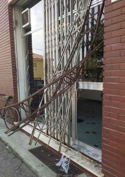 Il danno creato dai ladri che sono entrati di qui