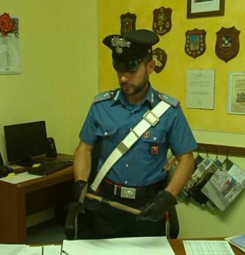 Un carabinieri mostra il martello