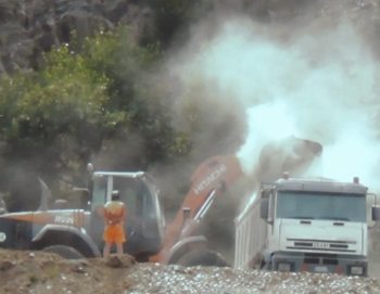 Come viene caricato il materiale sui camion: e se ci fosse amianto?