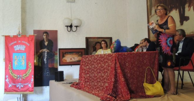 aurora Scotti in piedi 