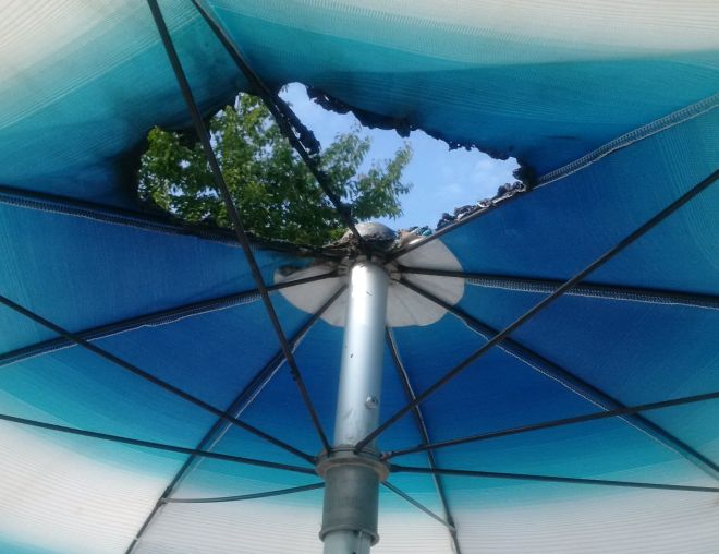 Un ombrellone bruciato