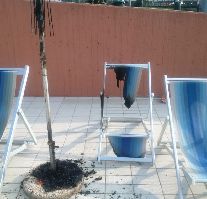 Ombrellone e sdraio bruciati