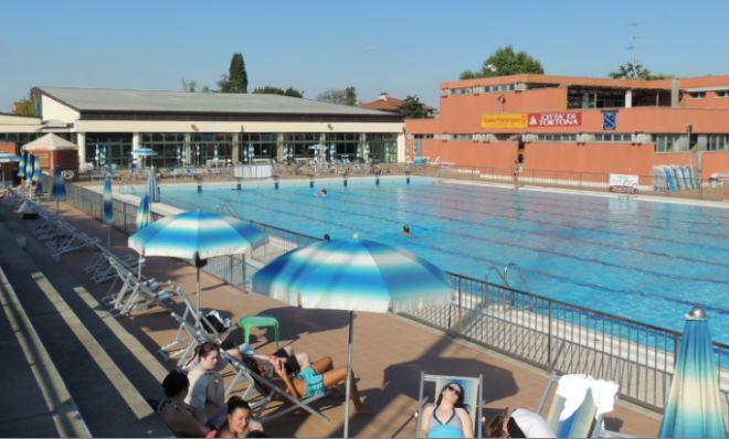 Un'altra immagine della piscina Dellepiane