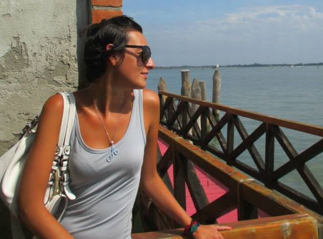 Annalisa Cornaggia in vacanza guarda il mare forse pensando  al futuro che adesso non c'è più