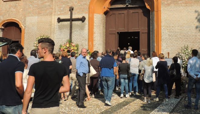 Tanta gente a Sale anche fuori dalla chiesa