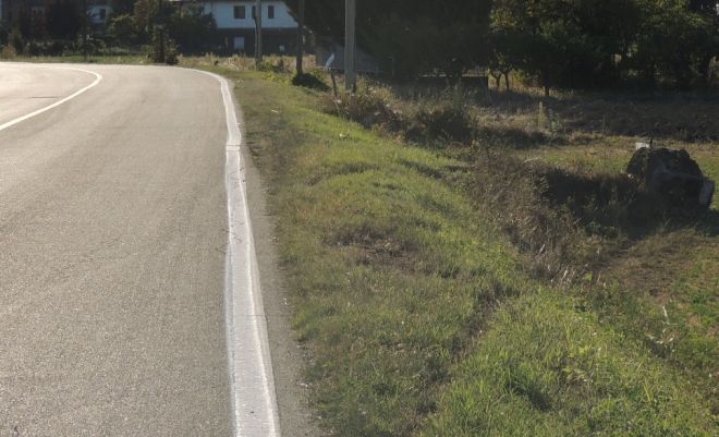 Le strisce dei pneumatici che finiscono contro il masso