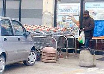 mendicante nordafricano accattone - Q