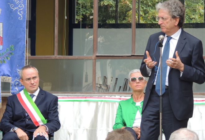 Nobile guarda Morando e sembra pensare "Mi sbloccherà i soldi per i serramenti della scuola? mah....