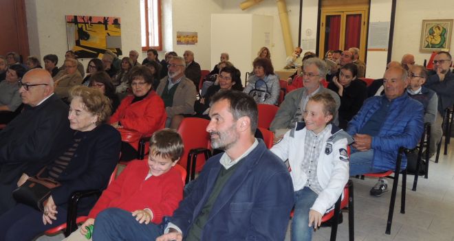 Parte del pubblico presente . In primo piano marito e figli dell'autrice