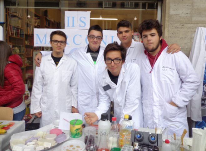 Chimici o cuochi? Angelo Giannì, Alessandro Zannoni, Alexandru Dumitrascu della 4 AA, Simone Bonadio della 3AA e Jacopo Vacari della 3 AA del Marconi-Carbone hanno svelato i retroscena scientifici della cucina molecolare.