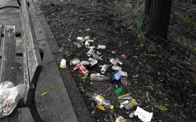 Rifiuti vicino alle panchine