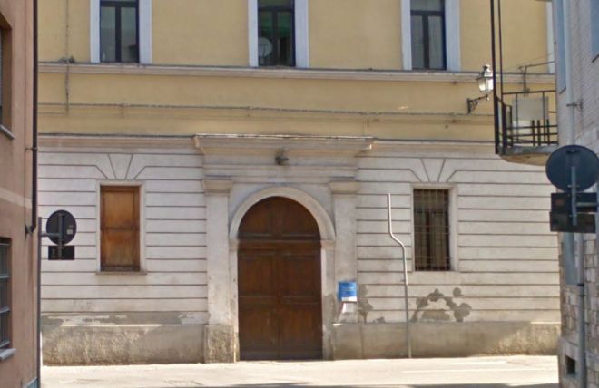 L'ingresso da dove é entrata la ragazza