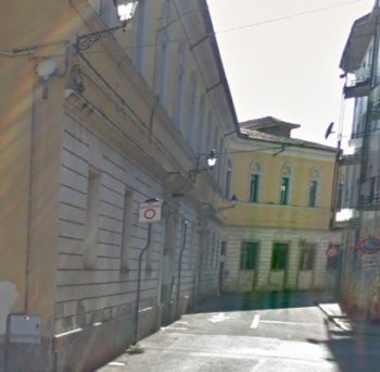 L'edificio in cui é entrata la giovane