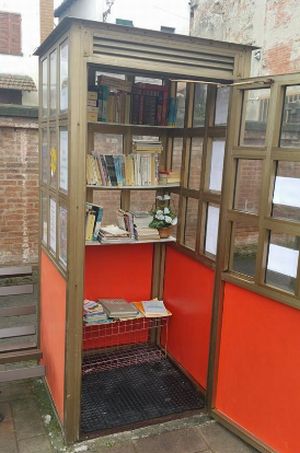 Nella foto la cabina trasformata in book sharing e l'ideatore Daniele Mugnai