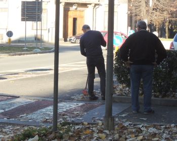 Tortonesi che puliscono al strada