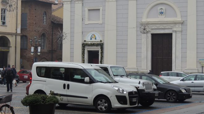 Auto in piazza Duomo