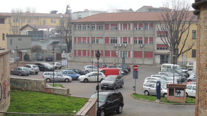 Il parcheggio del Loreto dovrebbe essere interdetto al traffico.....
