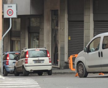 Tre auto in fila entrano in via Sarina, tutte gpl?