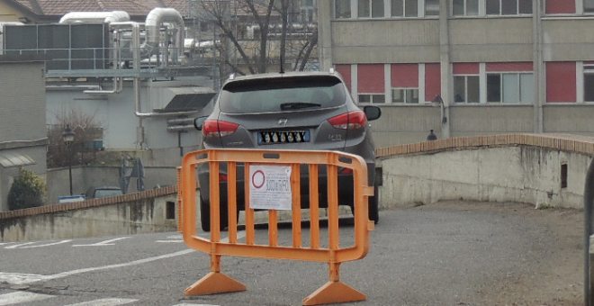Un 'auto entra nel parcheggio anche se non può