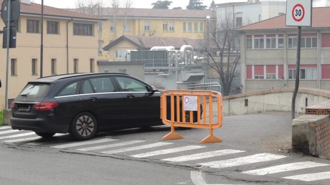 un auto forza il blocco?