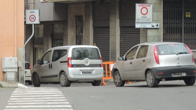 Due auto entrano in via Sarina
