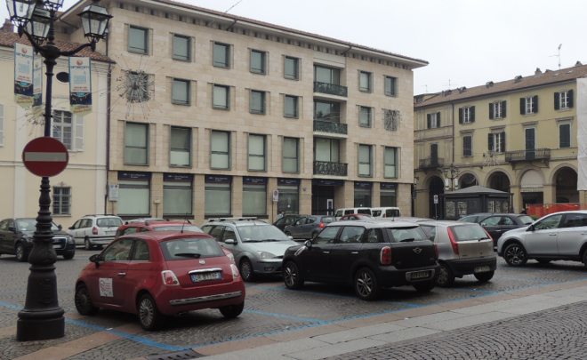 Piazza Duomo piena di auto, ma no c'era il blocco? Ah no, scusate forse sono tutte di medici in servizio, elettriche o gpl....