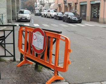 Qualcuno ha spostato il cartello del blocco e le auto sono entrate in piazza Duomo